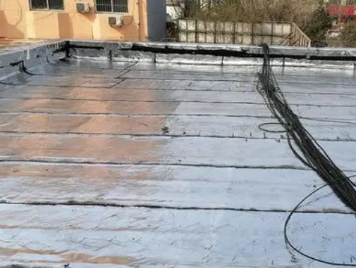 深圳卫生间漏水维修公司分享下深圳屋面楼顶防水刚性防水层施工要点。
